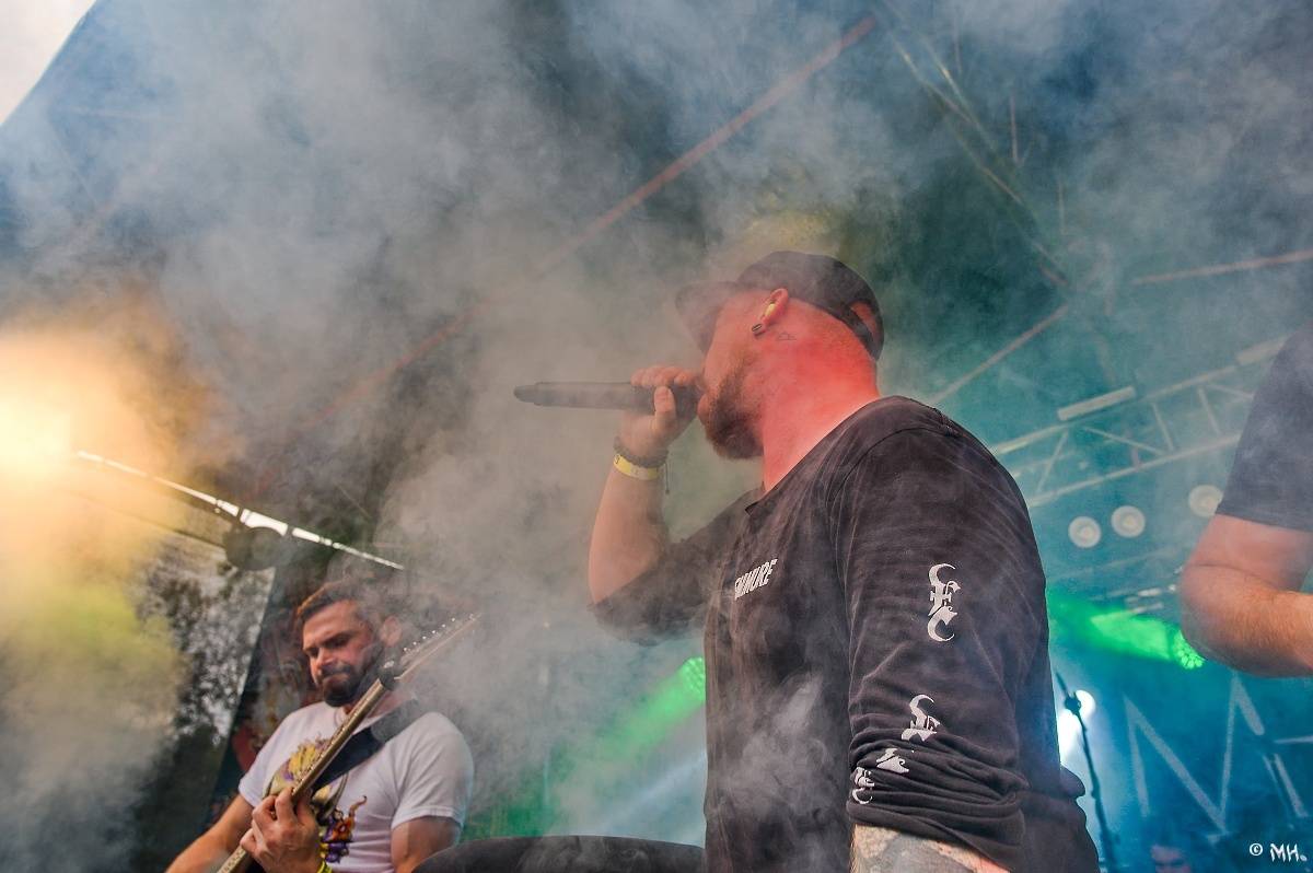 Druhému dni Destroy Festu nepřálo počasí. Metalové fanoušky bavili Sinner Self, Modern Age Dying nebo Pilsentura