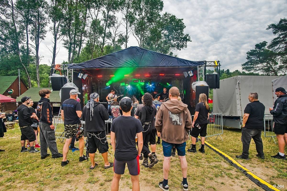 Druhému dni Destroy Festu nepřálo počasí. Metalové fanoušky bavili Sinner Self, Modern Age Dying nebo Pilsentura