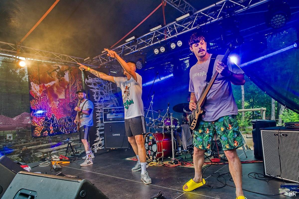 Druhému dni Destroy Festu nepřálo počasí. Metalové fanoušky bavili Sinner Self, Modern Age Dying nebo Pilsentura