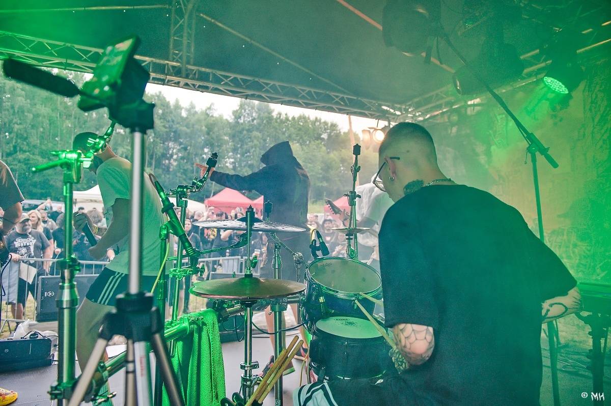 Druhému dni Destroy Festu nepřálo počasí. Metalové fanoušky bavili Sinner Self, Modern Age Dying nebo Pilsentura