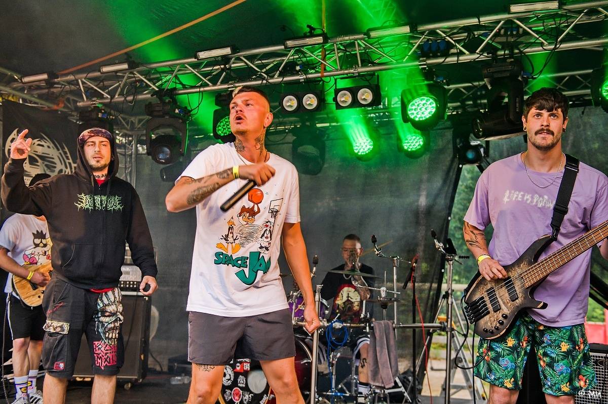 Druhému dni Destroy Festu nepřálo počasí. Metalové fanoušky bavili Sinner Self, Modern Age Dying nebo Pilsentura