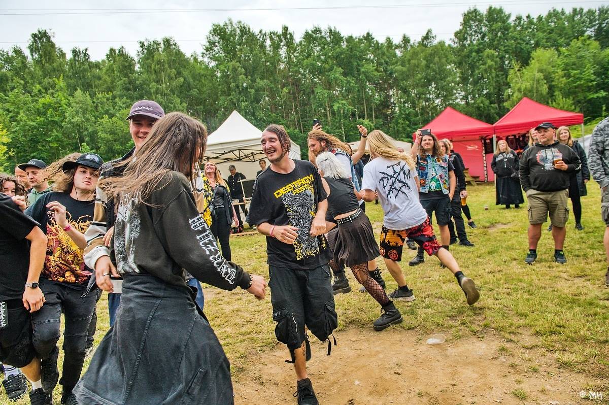 Druhému dni Destroy Festu nepřálo počasí. Metalové fanoušky bavili Sinner Self, Modern Age Dying nebo Pilsentura