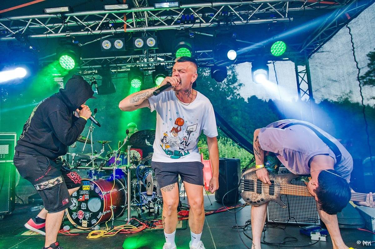 Druhému dni Destroy Festu nepřálo počasí. Metalové fanoušky bavili Sinner Self, Modern Age Dying nebo Pilsentura