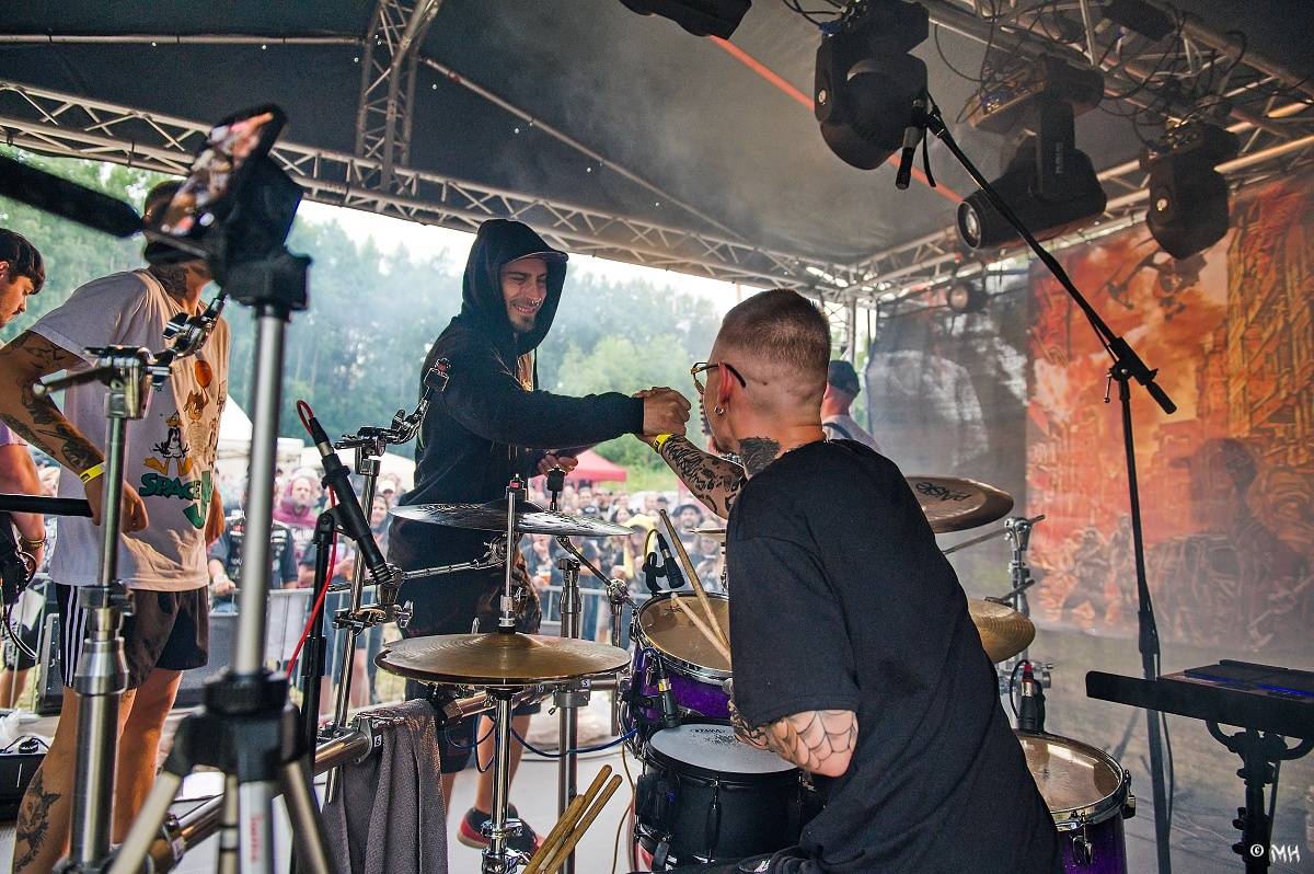 Druhému dni Destroy Festu nepřálo počasí. Metalové fanoušky bavili Sinner Self, Modern Age Dying nebo Pilsentura