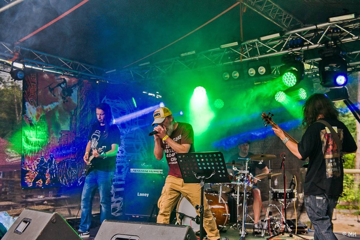 Druhému dni Destroy Festu nepřálo počasí. Metalové fanoušky bavili Sinner Self, Modern Age Dying nebo Pilsentura