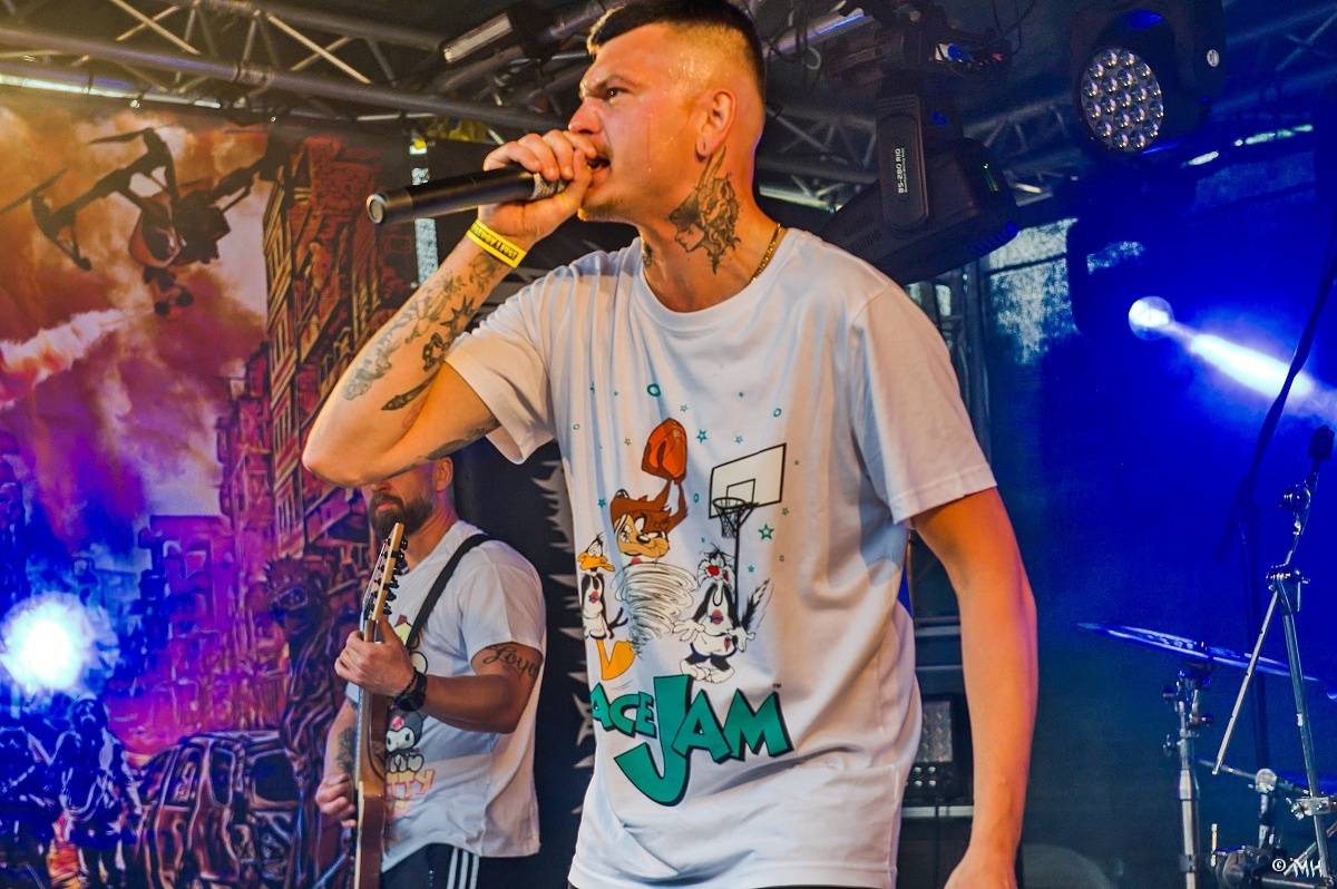 Druhému dni Destroy Festu nepřálo počasí. Metalové fanoušky bavili Sinner Self, Modern Age Dying nebo Pilsentura