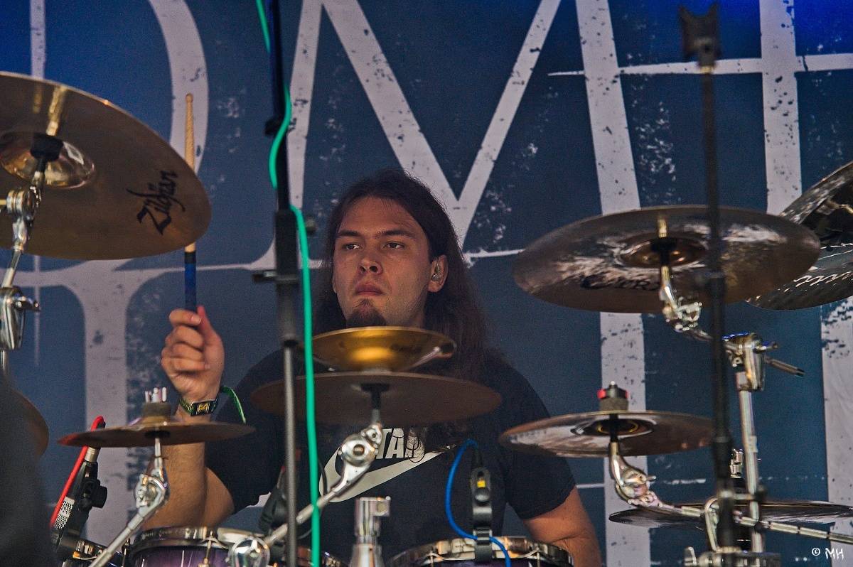 Druhému dni Destroy Festu nepřálo počasí. Metalové fanoušky bavili Sinner Self, Modern Age Dying nebo Pilsentura