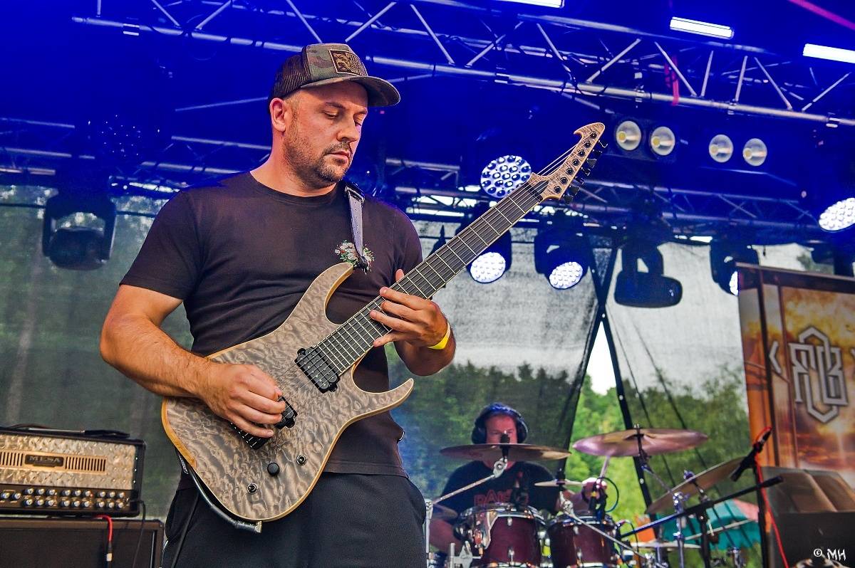 Druhému dni Destroy Festu nepřálo počasí. Metalové fanoušky bavili Sinner Self, Modern Age Dying nebo Pilsentura