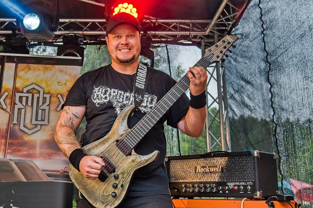 Druhému dni Destroy Festu nepřálo počasí. Metalové fanoušky bavili Sinner Self, Modern Age Dying nebo Pilsentura