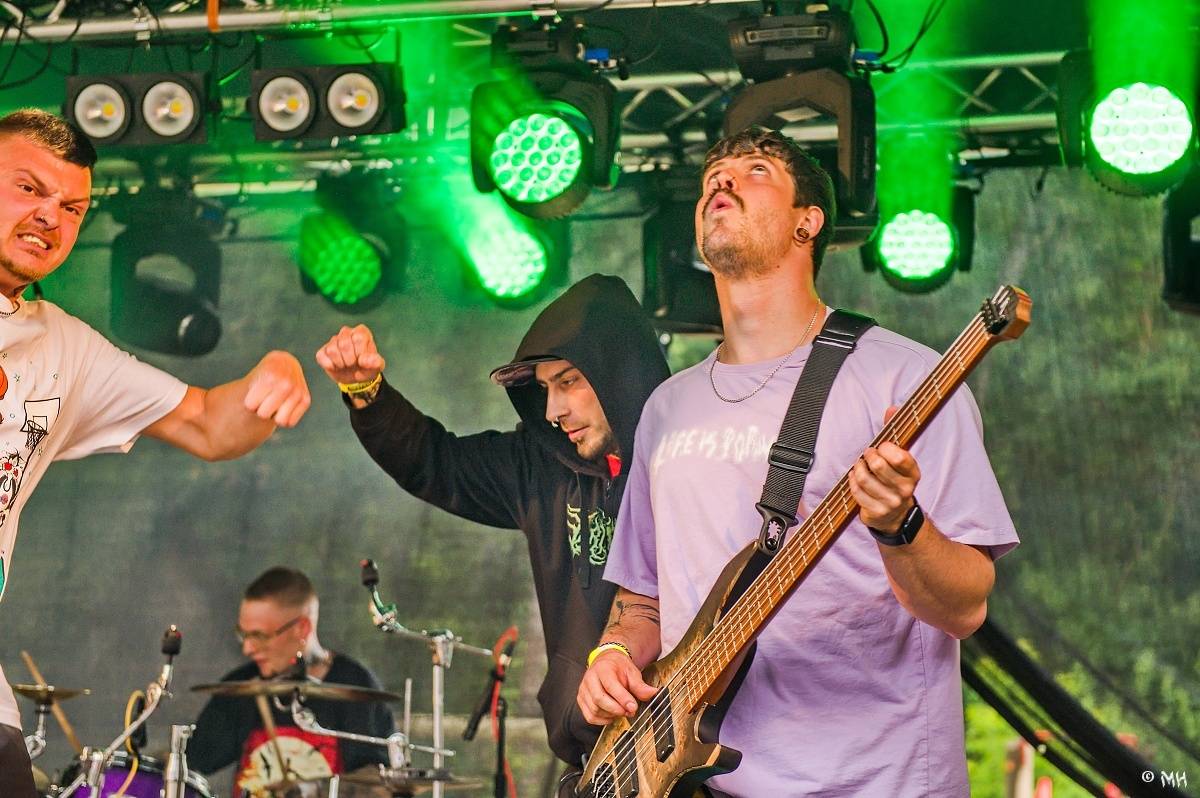 Druhému dni Destroy Festu nepřálo počasí. Metalové fanoušky bavili Sinner Self, Modern Age Dying nebo Pilsentura