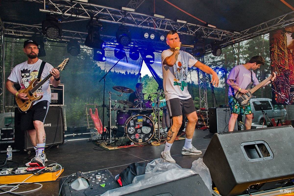 Druhému dni Destroy Festu nepřálo počasí. Metalové fanoušky bavili Sinner Self, Modern Age Dying nebo Pilsentura