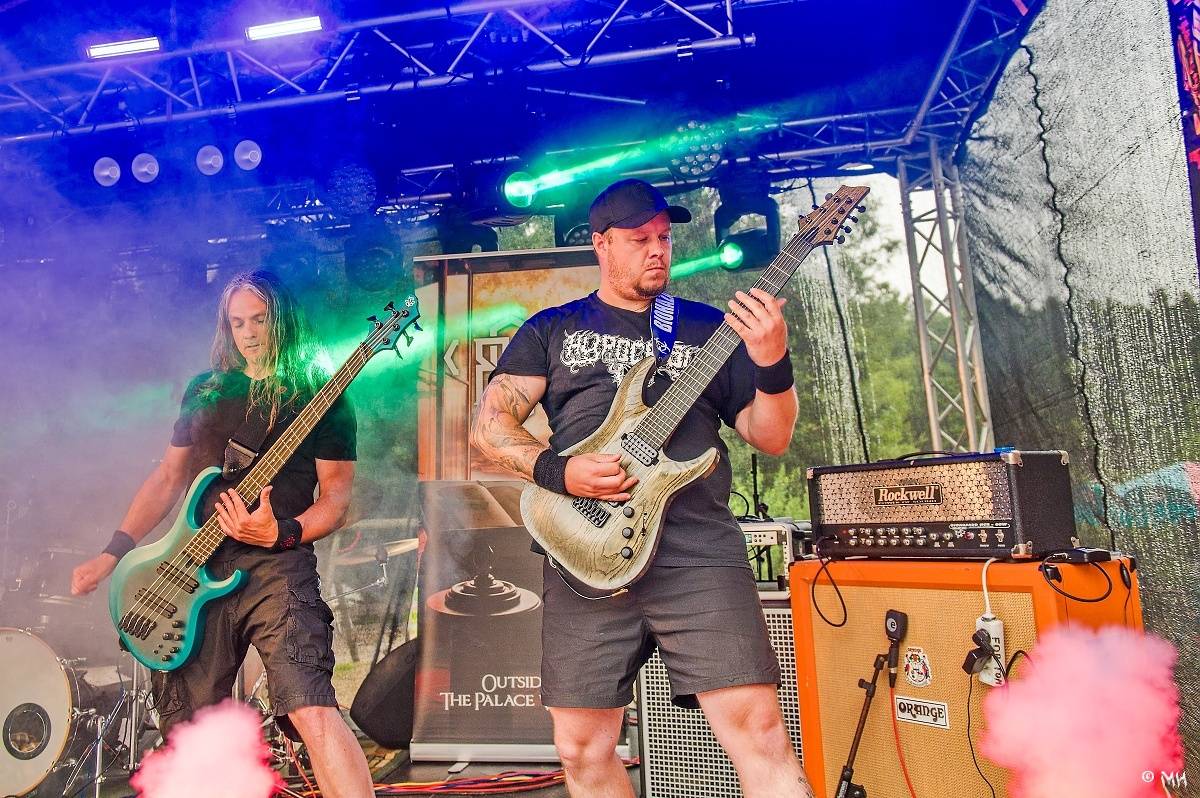 Druhému dni Destroy Festu nepřálo počasí. Metalové fanoušky bavili Sinner Self, Modern Age Dying nebo Pilsentura