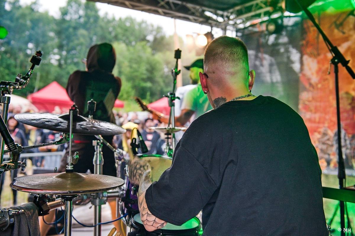 Druhému dni Destroy Festu nepřálo počasí. Metalové fanoušky bavili Sinner Self, Modern Age Dying nebo Pilsentura