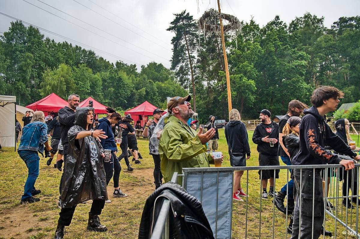 Druhému dni Destroy Festu nepřálo počasí. Metalové fanoušky bavili Sinner Self, Modern Age Dying nebo Pilsentura