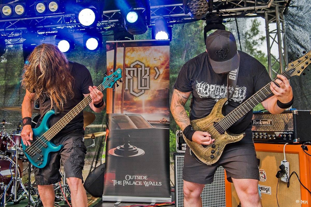 Druhému dni Destroy Festu nepřálo počasí. Metalové fanoušky bavili Sinner Self, Modern Age Dying nebo Pilsentura