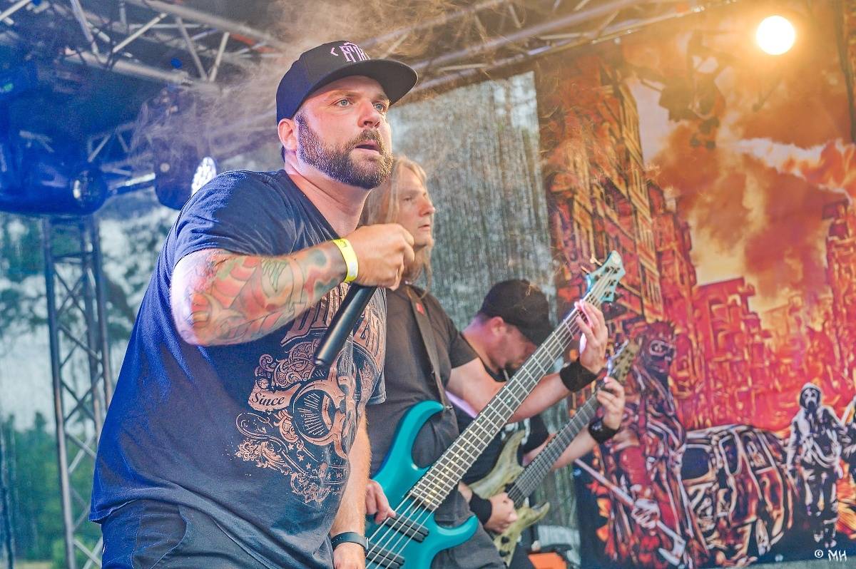 Druhému dni Destroy Festu nepřálo počasí. Metalové fanoušky bavili Sinner Self, Modern Age Dying nebo Pilsentura