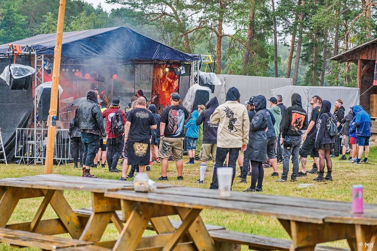 Druhému dni Destroy Festu nepřálo počasí. Metalové fanoušky bavili Sinner Self, Modern Age Dying nebo Pilsentura