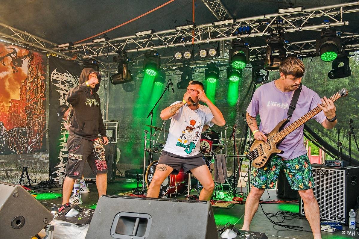 Druhému dni Destroy Festu nepřálo počasí. Metalové fanoušky bavili Sinner Self, Modern Age Dying nebo Pilsentura