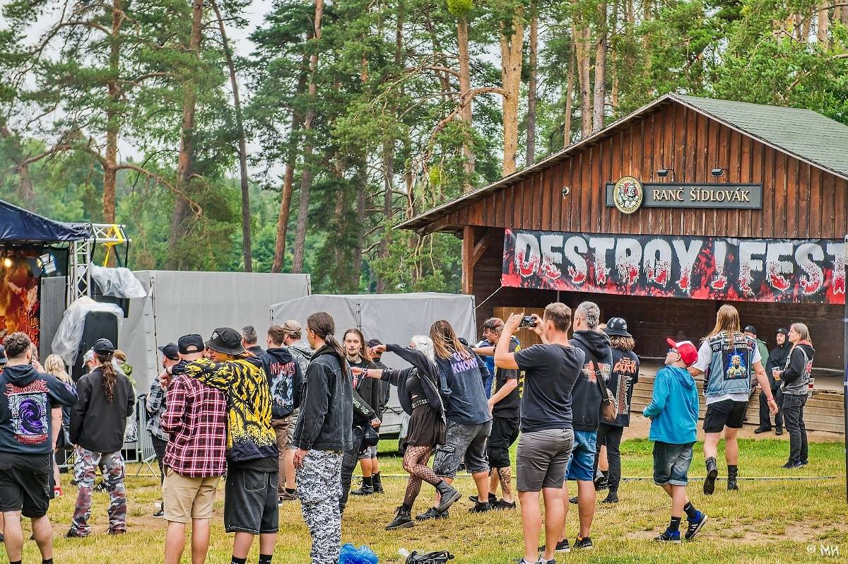 Druhému dni Destroy Festu nepřálo počasí. Metalové fanoušky bavili Sinner Self, Modern Age Dying nebo Pilsentura