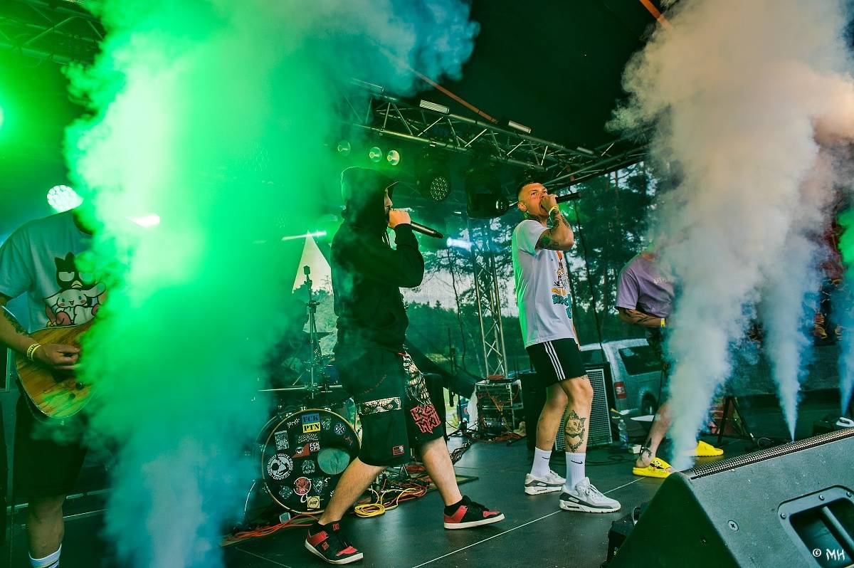 Druhému dni Destroy Festu nepřálo počasí. Metalové fanoušky bavili Sinner Self, Modern Age Dying nebo Pilsentura