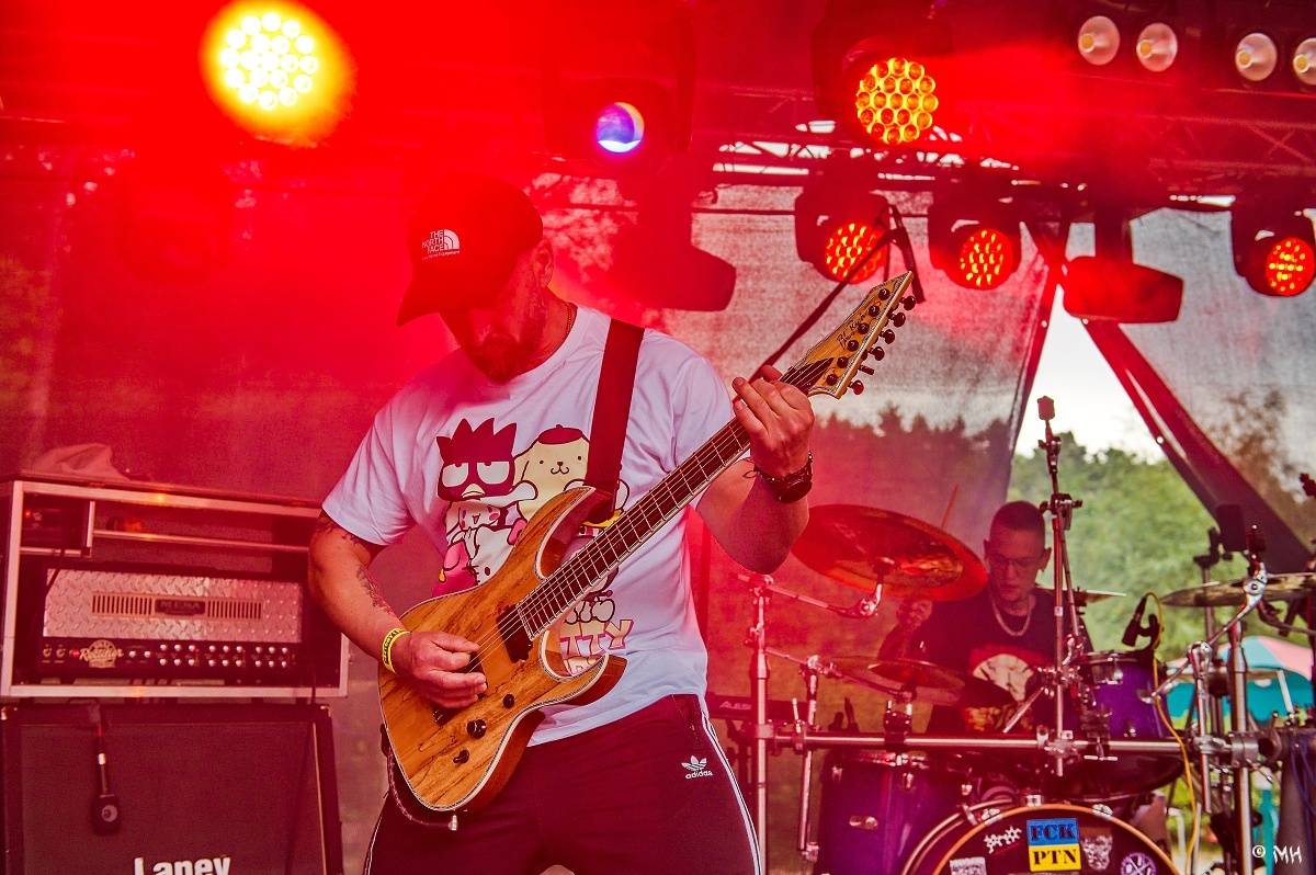 Druhému dni Destroy Festu nepřálo počasí. Metalové fanoušky bavili Sinner Self, Modern Age Dying nebo Pilsentura