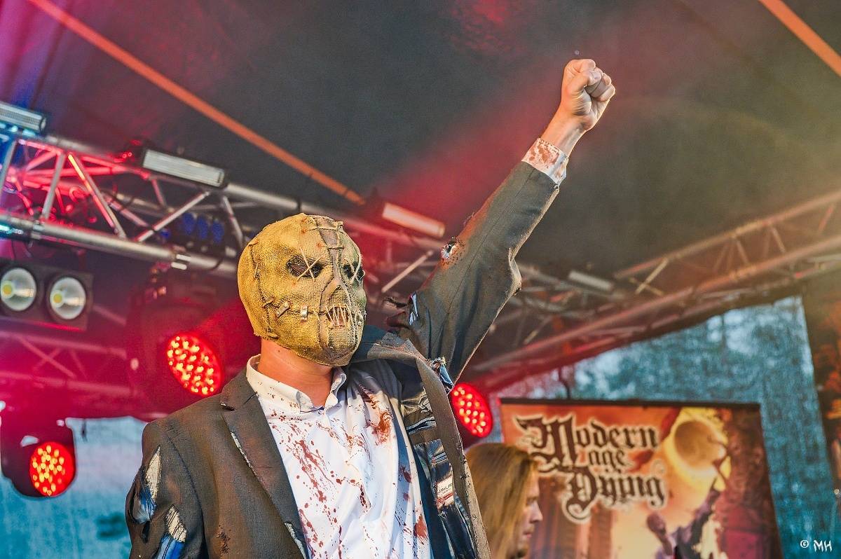 Druhému dni Destroy Festu nepřálo počasí. Metalové fanoušky bavili Sinner Self, Modern Age Dying nebo Pilsentura