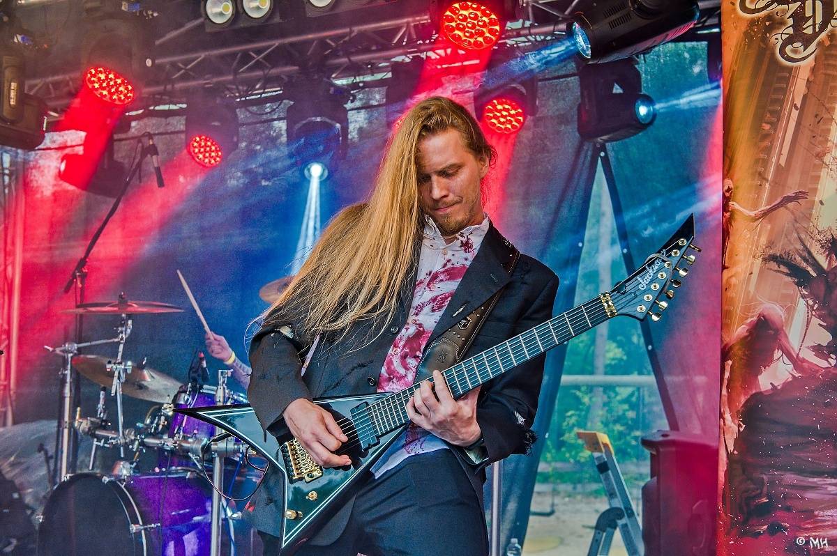 Druhému dni Destroy Festu nepřálo počasí. Metalové fanoušky bavili Sinner Self, Modern Age Dying nebo Pilsentura