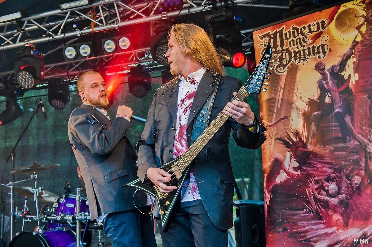 Druhému dni Destroy Festu nepřálo počasí. Metalové fanoušky bavili Sinner Self, Modern Age Dying nebo Pilsentura