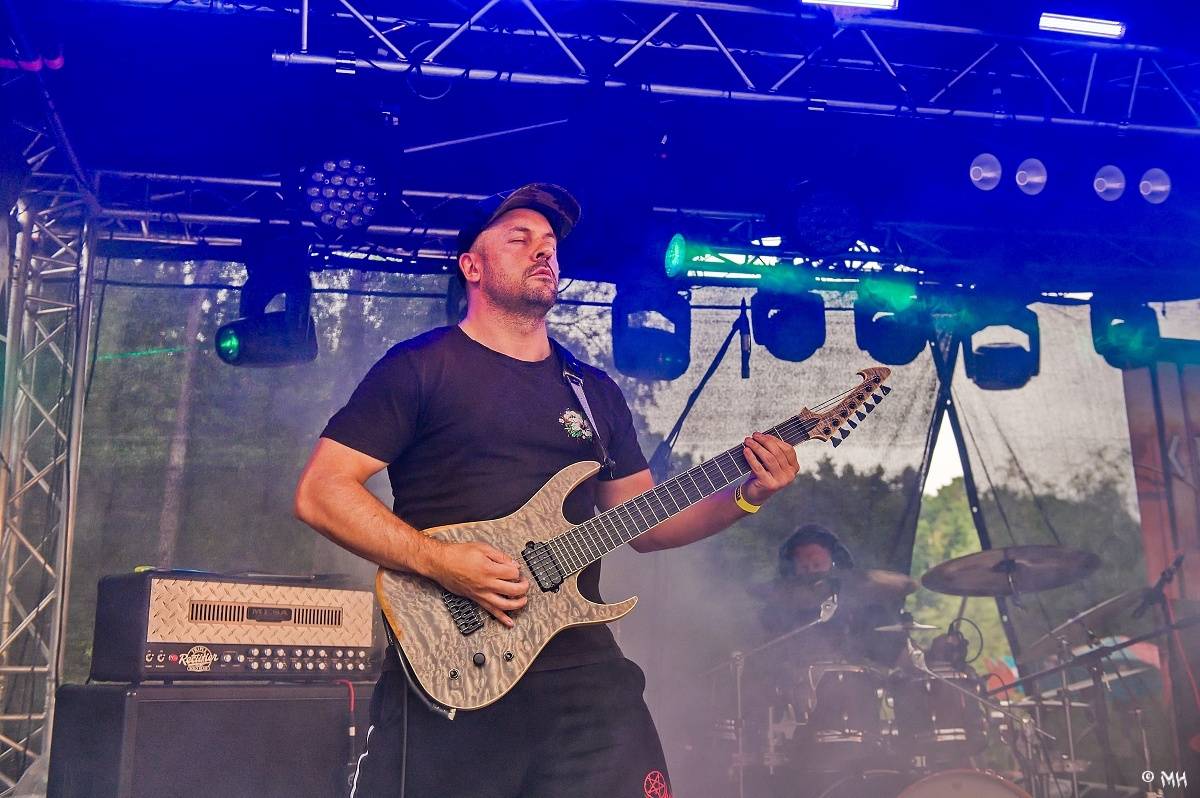 Druhému dni Destroy Festu nepřálo počasí. Metalové fanoušky bavili Sinner Self, Modern Age Dying nebo Pilsentura