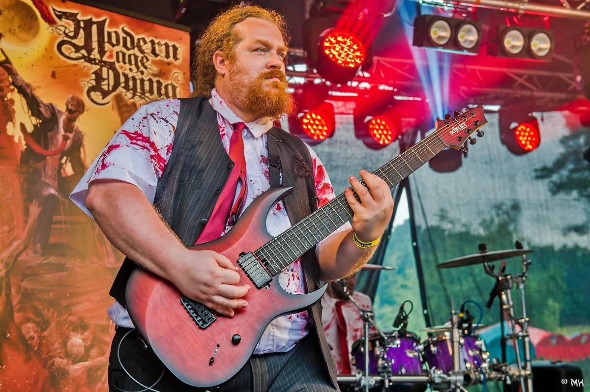 Druhému dni Destroy Festu nepřálo počasí. Metalové fanoušky bavili Sinner Self, Modern Age Dying nebo Pilsentura