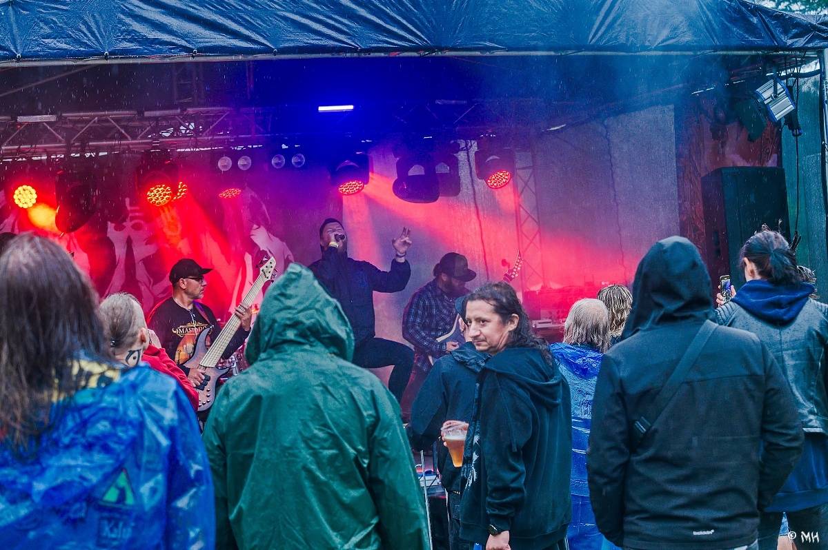 Druhému dni Destroy Festu nepřálo počasí. Metalové fanoušky bavili Sinner Self, Modern Age Dying nebo Pilsentura