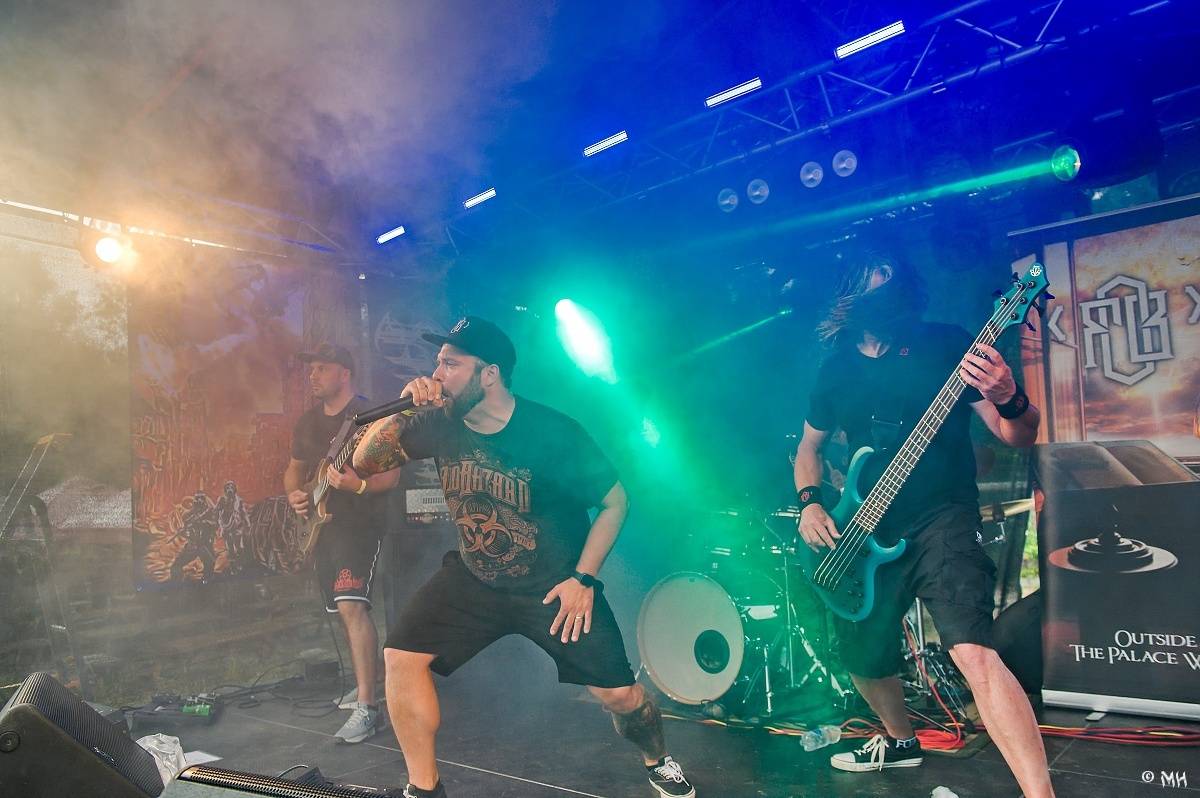 Druhému dni Destroy Festu nepřálo počasí. Metalové fanoušky bavili Sinner Self, Modern Age Dying nebo Pilsentura