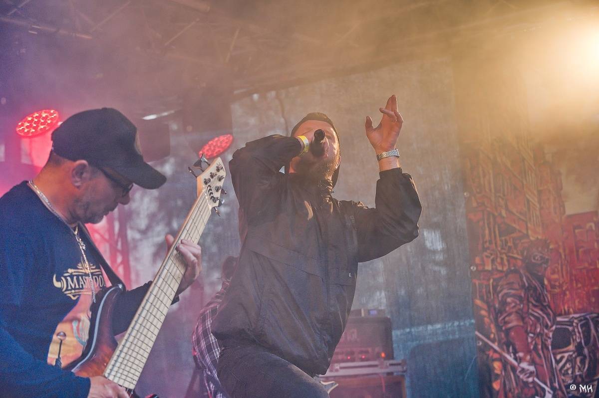 Druhému dni Destroy Festu nepřálo počasí. Metalové fanoušky bavili Sinner Self, Modern Age Dying nebo Pilsentura