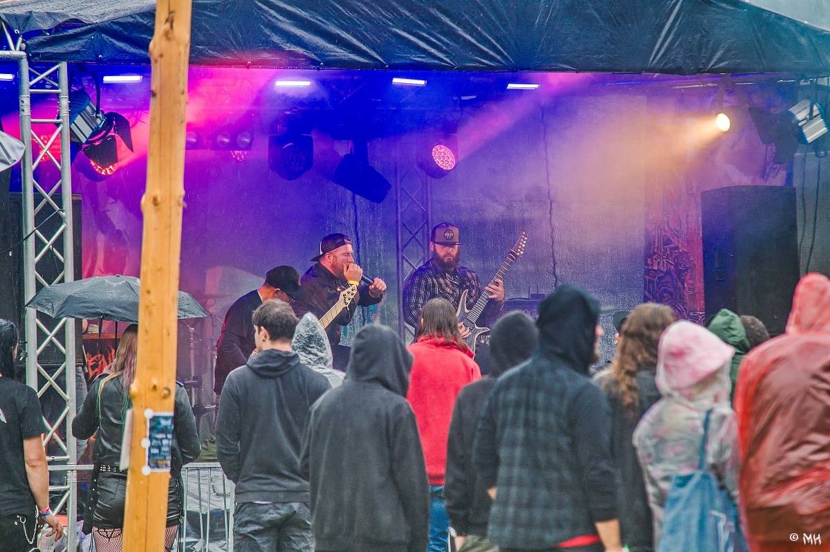 Druhému dni Destroy Festu nepřálo počasí. Metalové fanoušky bavili Sinner Self, Modern Age Dying nebo Pilsentura