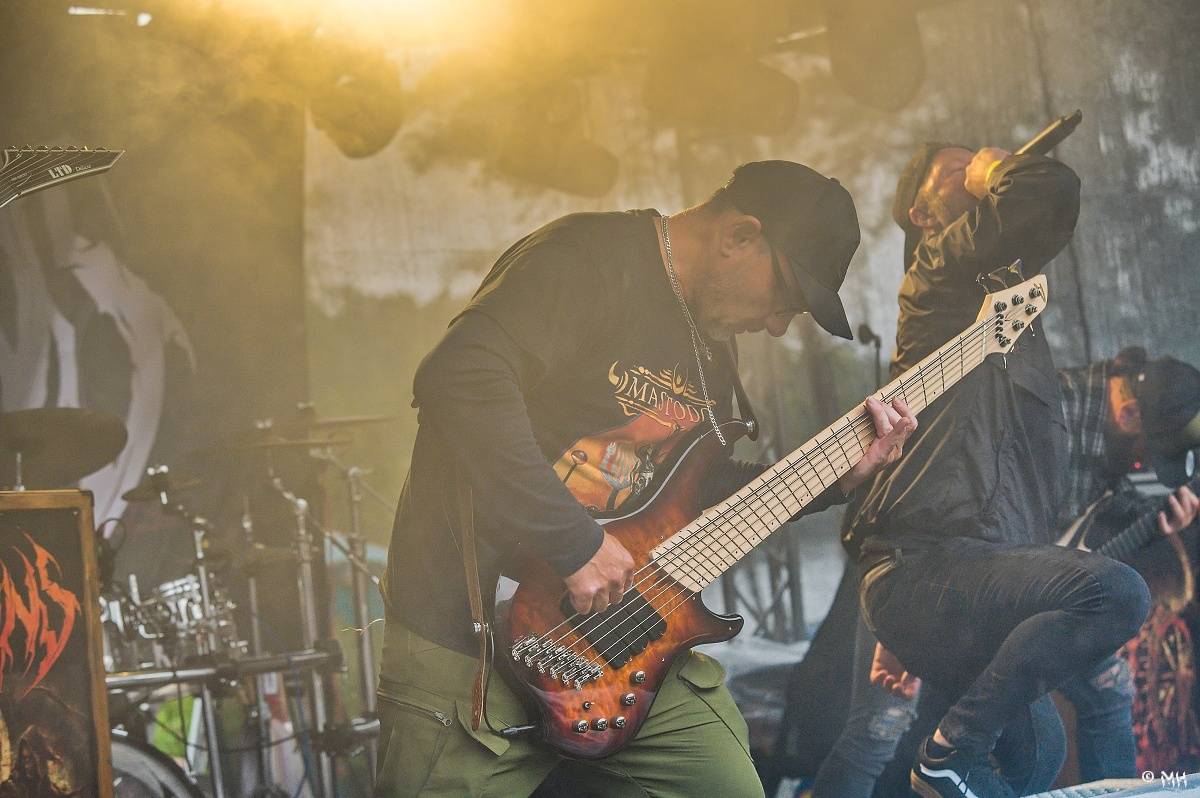 Druhému dni Destroy Festu nepřálo počasí. Metalové fanoušky bavili Sinner Self, Modern Age Dying nebo Pilsentura