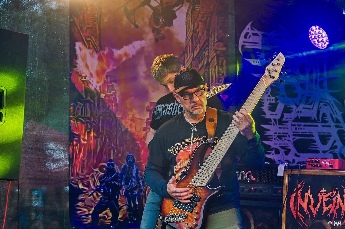 Druhému dni Destroy Festu nepřálo počasí. Metalové fanoušky bavili Sinner Self, Modern Age Dying nebo Pilsentura