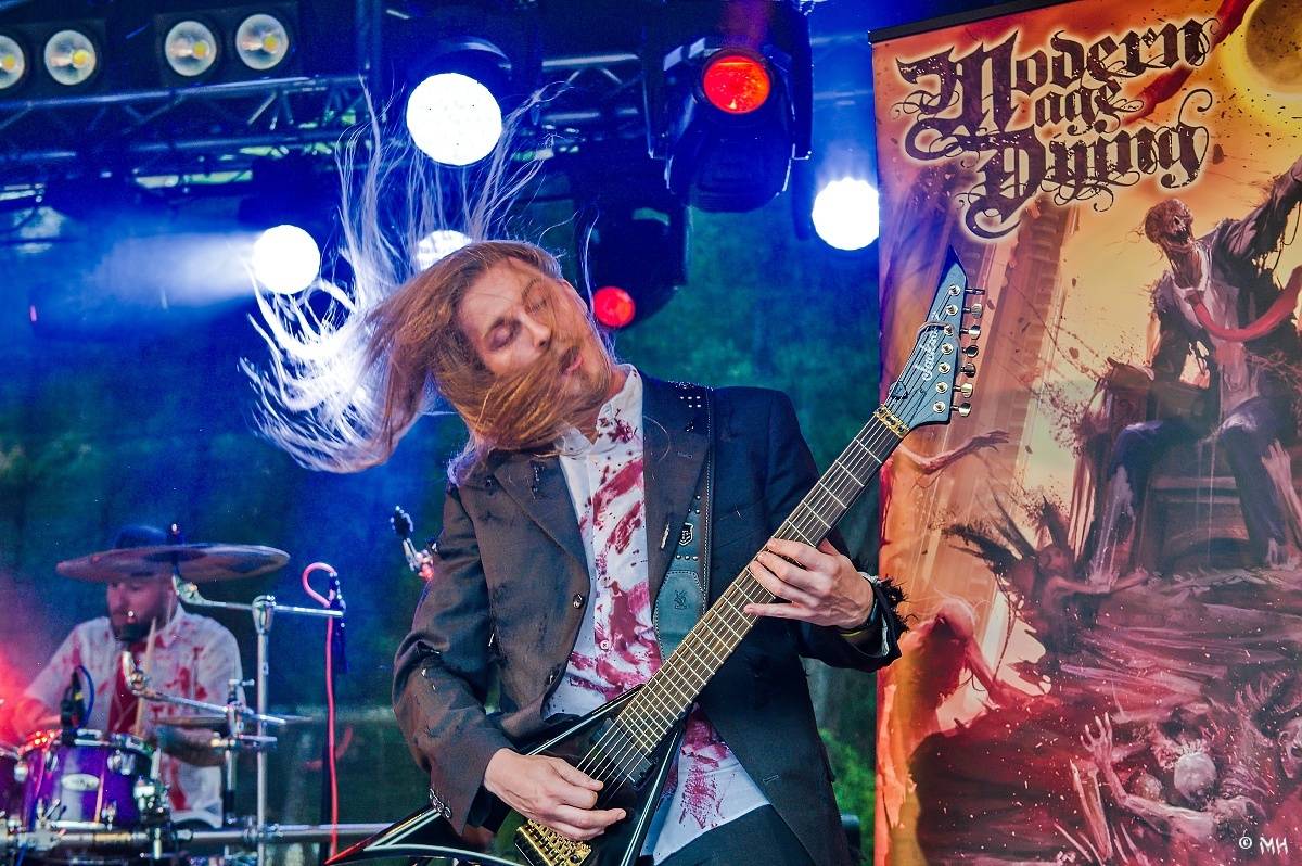 Druhému dni Destroy Festu nepřálo počasí. Metalové fanoušky bavili Sinner Self, Modern Age Dying nebo Pilsentura