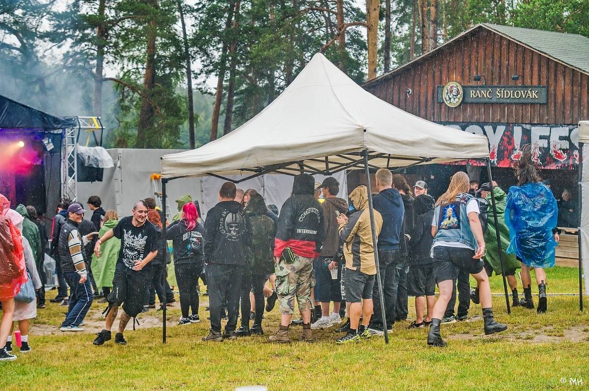 Druhému dni Destroy Festu nepřálo počasí. Metalové fanoušky bavili Sinner Self, Modern Age Dying nebo Pilsentura