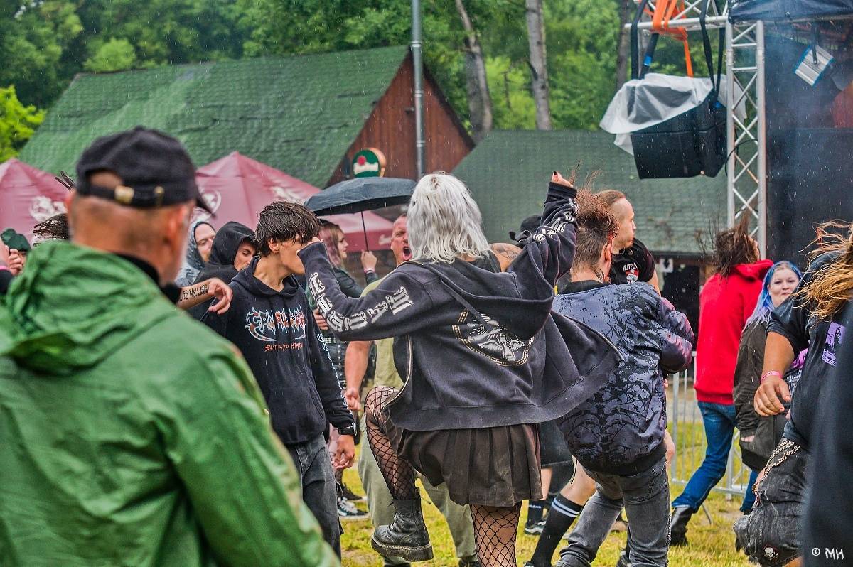 Druhému dni Destroy Festu nepřálo počasí. Metalové fanoušky bavili Sinner Self, Modern Age Dying nebo Pilsentura