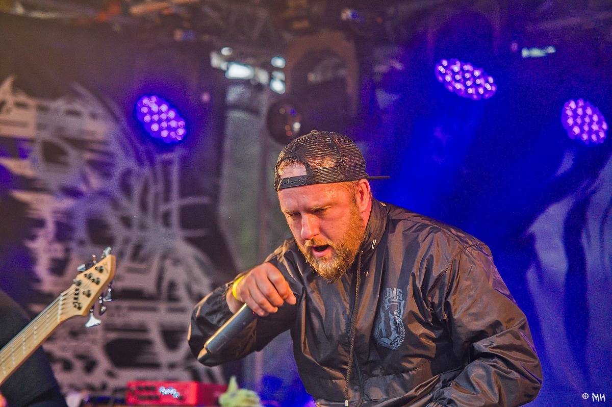 Druhému dni Destroy Festu nepřálo počasí. Metalové fanoušky bavili Sinner Self, Modern Age Dying nebo Pilsentura