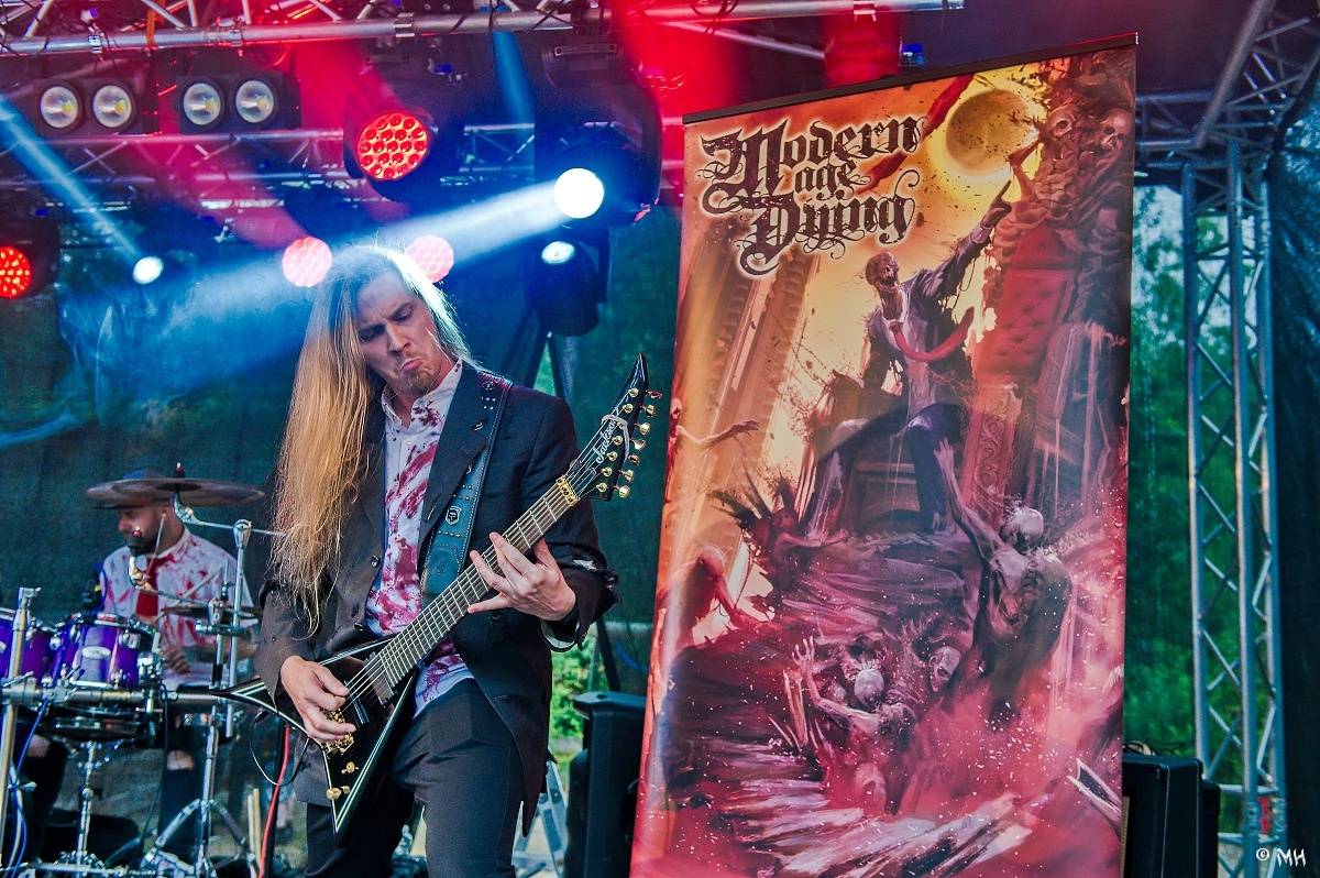 Druhému dni Destroy Festu nepřálo počasí. Metalové fanoušky bavili Sinner Self, Modern Age Dying nebo Pilsentura