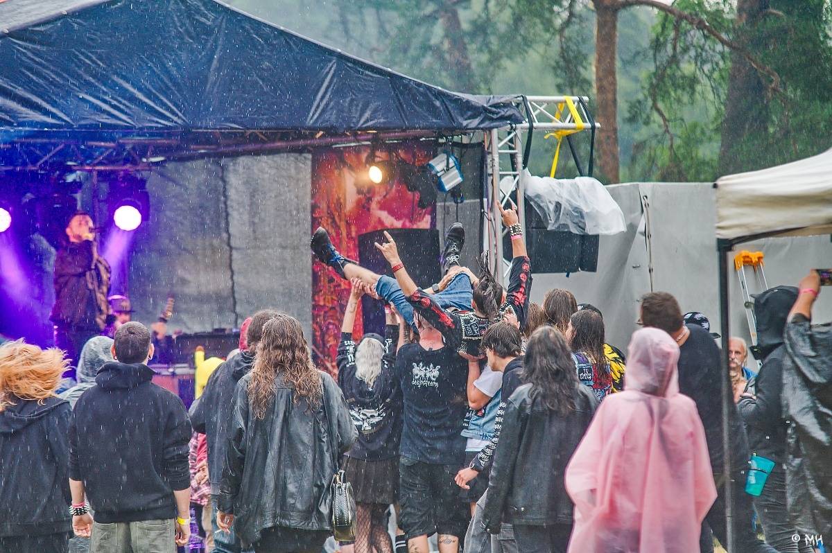 Druhému dni Destroy Festu nepřálo počasí. Metalové fanoušky bavili Sinner Self, Modern Age Dying nebo Pilsentura