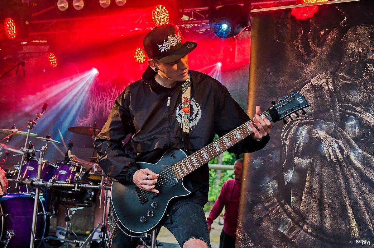 Druhému dni Destroy Festu nepřálo počasí. Metalové fanoušky bavili Sinner Self, Modern Age Dying nebo Pilsentura