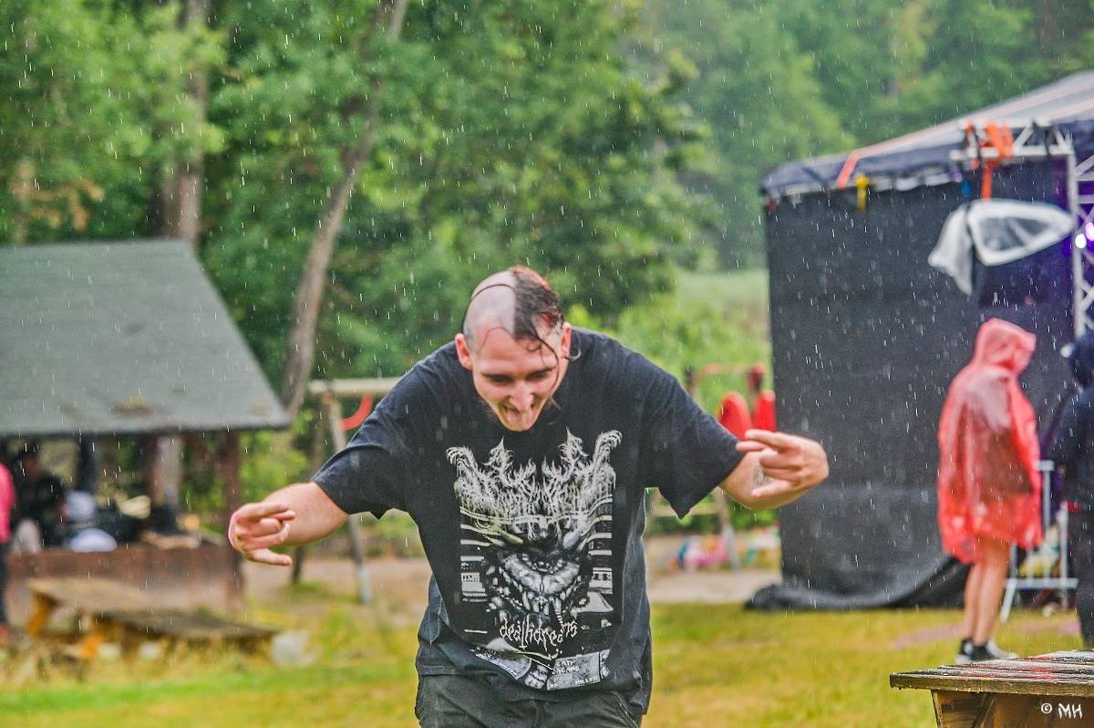 Druhému dni Destroy Festu nepřálo počasí. Metalové fanoušky bavili Sinner Self, Modern Age Dying nebo Pilsentura