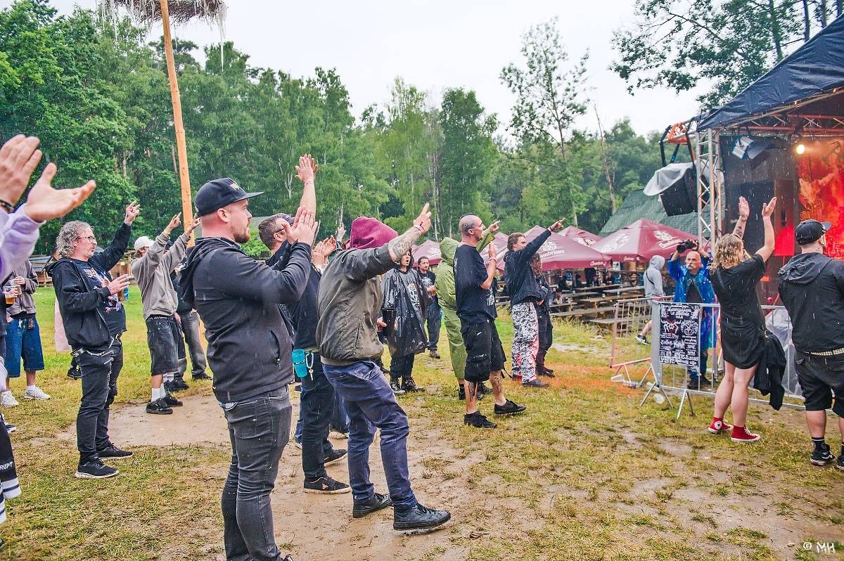 Druhému dni Destroy Festu nepřálo počasí. Metalové fanoušky bavili Sinner Self, Modern Age Dying nebo Pilsentura