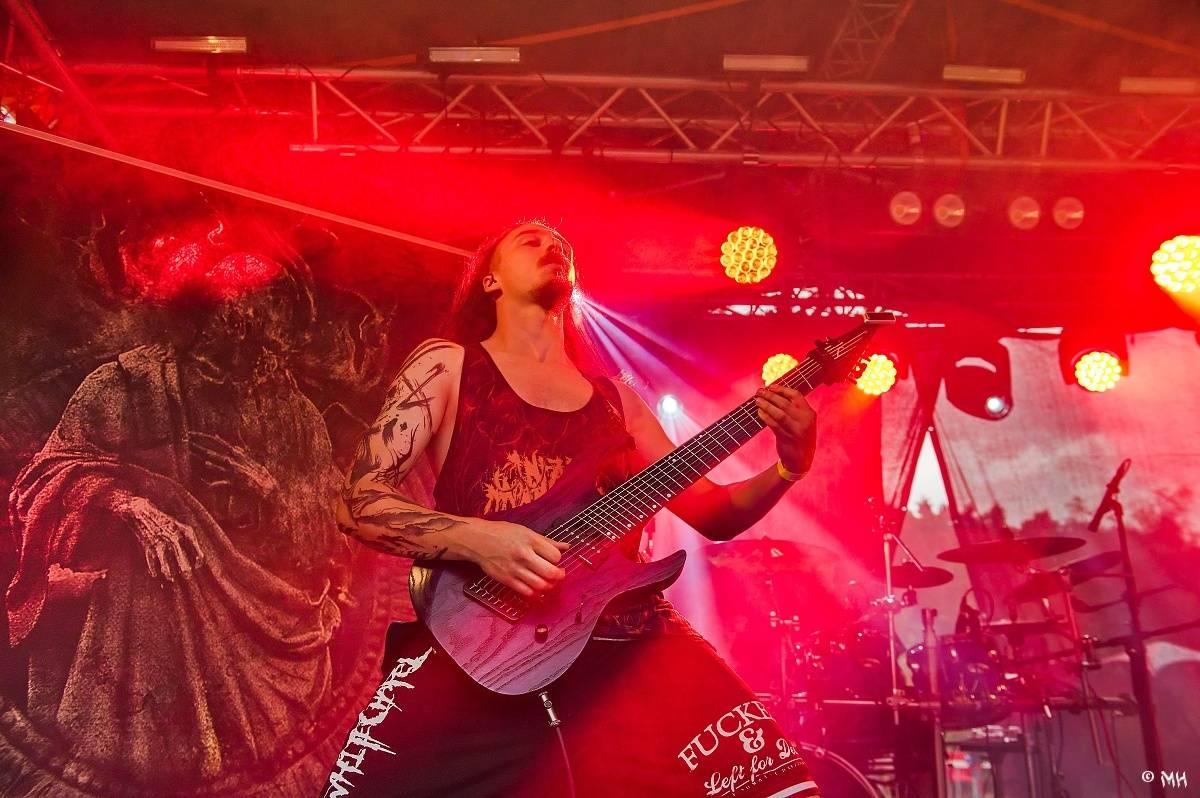 Druhému dni Destroy Festu nepřálo počasí. Metalové fanoušky bavili Sinner Self, Modern Age Dying nebo Pilsentura