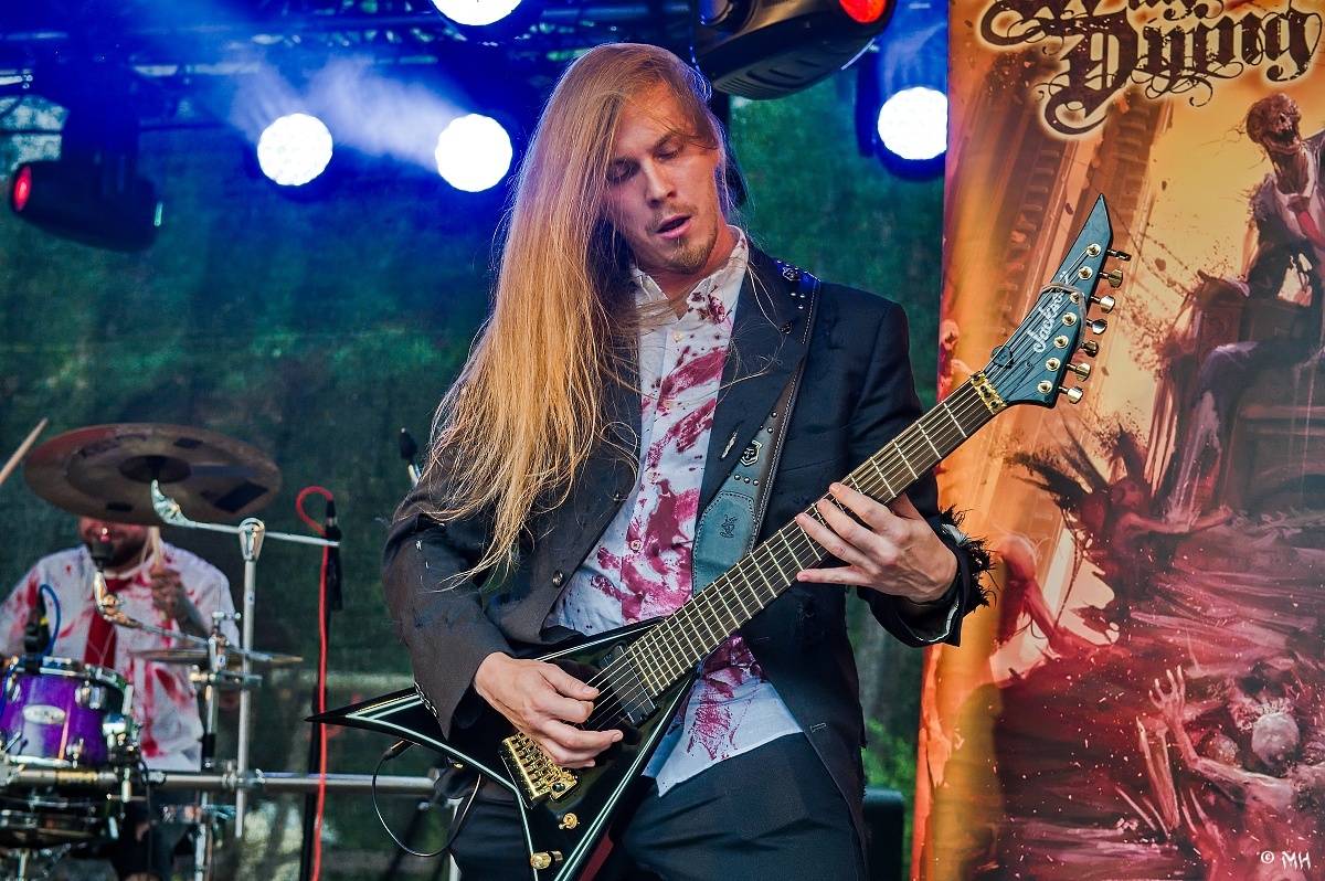 Druhému dni Destroy Festu nepřálo počasí. Metalové fanoušky bavili Sinner Self, Modern Age Dying nebo Pilsentura