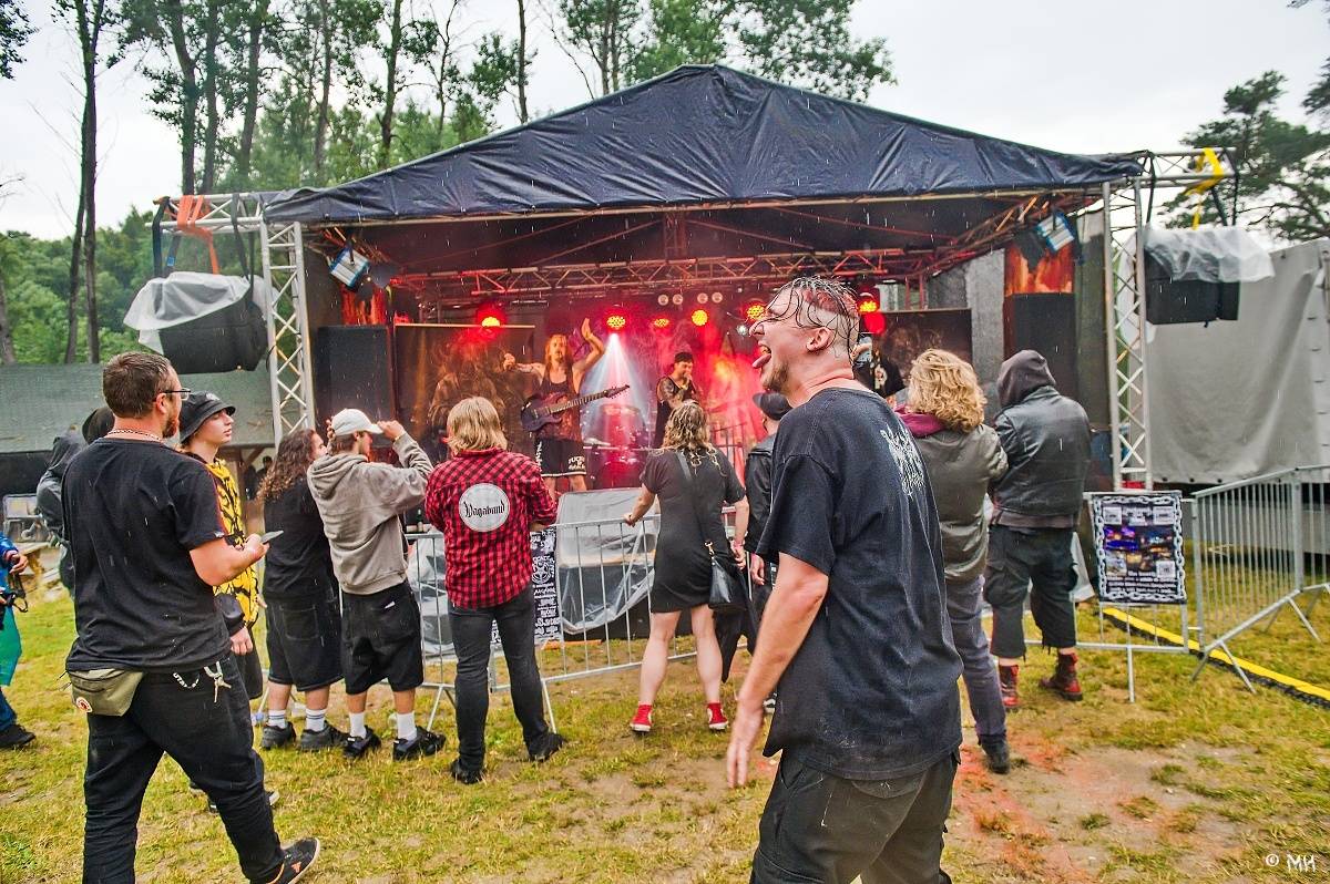 Druhému dni Destroy Festu nepřálo počasí. Metalové fanoušky bavili Sinner Self, Modern Age Dying nebo Pilsentura