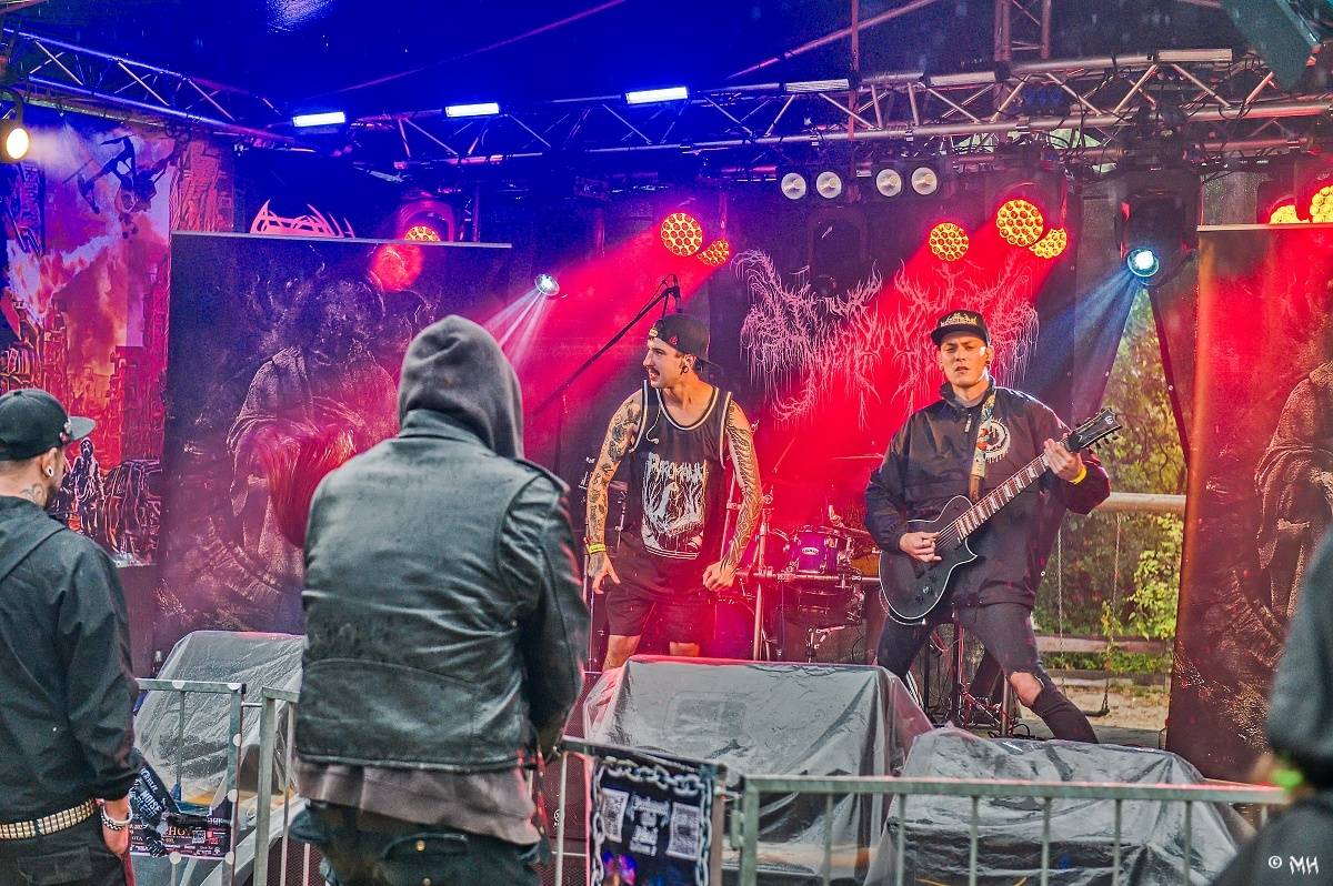 Druhému dni Destroy Festu nepřálo počasí. Metalové fanoušky bavili Sinner Self, Modern Age Dying nebo Pilsentura