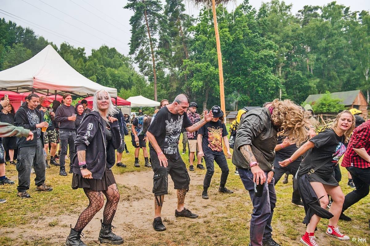 Druhému dni Destroy Festu nepřálo počasí. Metalové fanoušky bavili Sinner Self, Modern Age Dying nebo Pilsentura